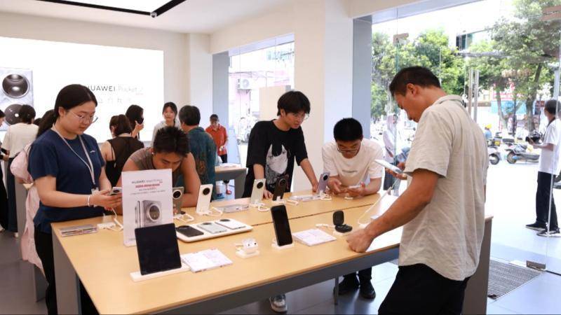 江西 电子产品销售火热，“后高考经济”持续升温